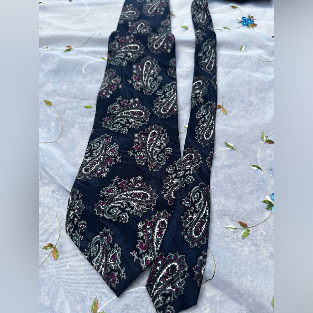 Chelsea Row 100% Silk Navy Blue Paisley Patterned Tie